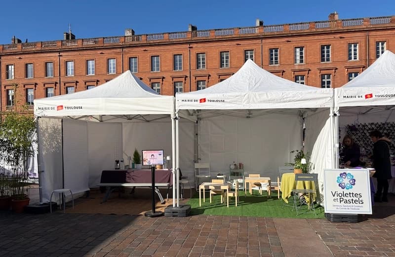 Le coin atelier aménagé pour les enfants sous les tentes de la Fête de la Violette, place du Capitole