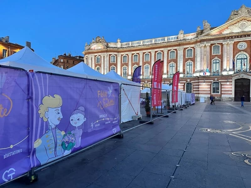 Les tentes et les bâches violettes de la Fête de la Violette sur la place du Capitole, à Toulouse