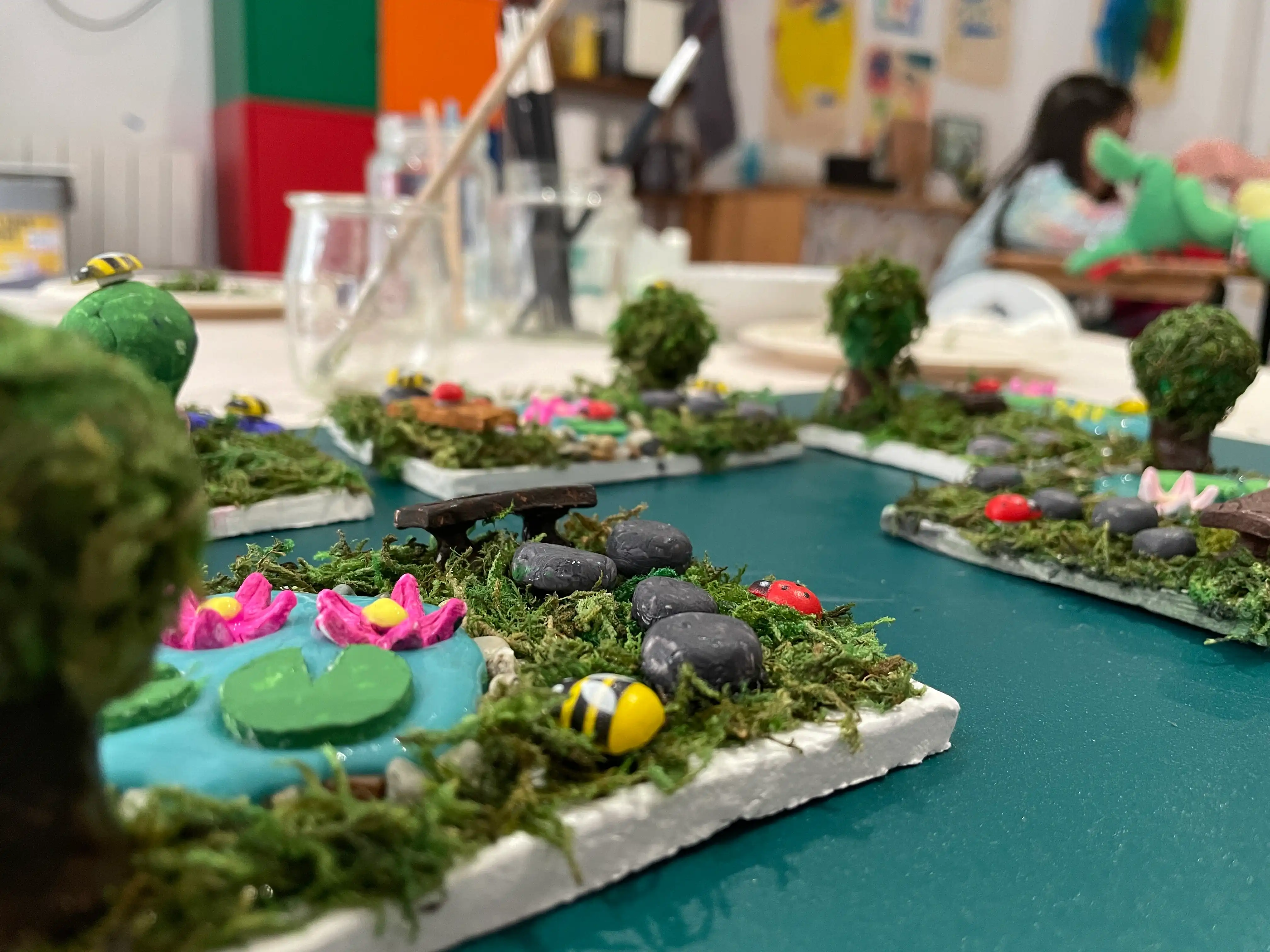 Jardins miniatures en mousse avec arbres et fleurs en argile