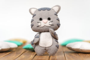 chat en feutrine, pour un atelier Montessori en duo parent-enfant