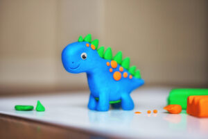 figurine de dinosaure en pâte à sel, pour atelier Montessori