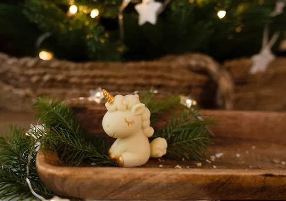 Figurine de licorne dans un décor feerique