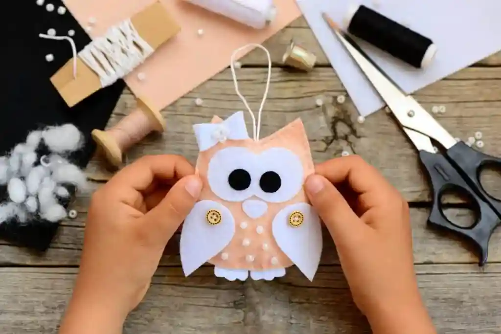 Hibou réalisé en feutre par un enfant