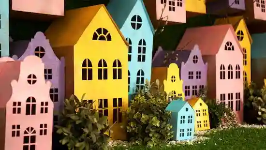 Maisons colorées en forme de construction géométrique
