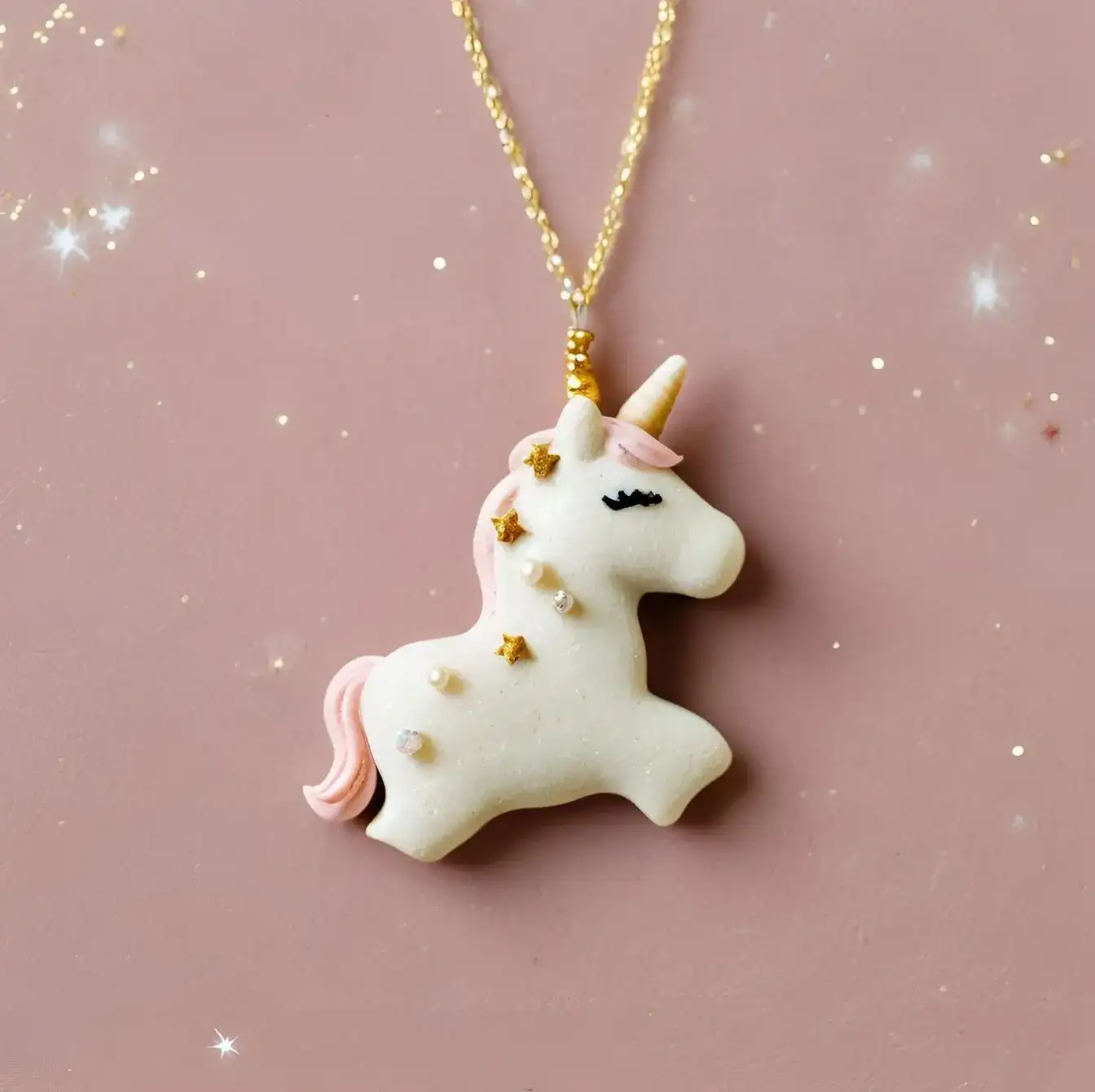 Pendantif licorne en argile